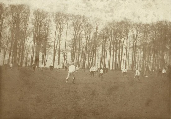 Voetballende leerlingen en leraren rond 1895-1897 op de speelweide bij de jongenskostschool Noorthey. Bron: Nationaal Archief.
