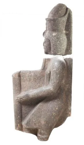 De twee delen van het beeld van farao Ramses VI 