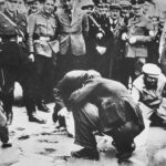 Oostenrijkse nazi's dwingen Joden in Wenen de straat te poetsen