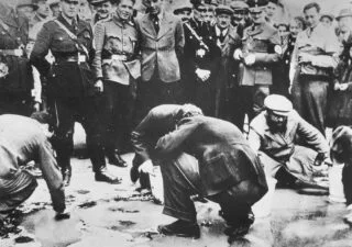Oostenrijkse nazi's dwingen Joden in Wenen de straat te poetsen