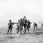 Voetballende Britse militairen in Griekenland tijdens de Eerste Wereldoorlog