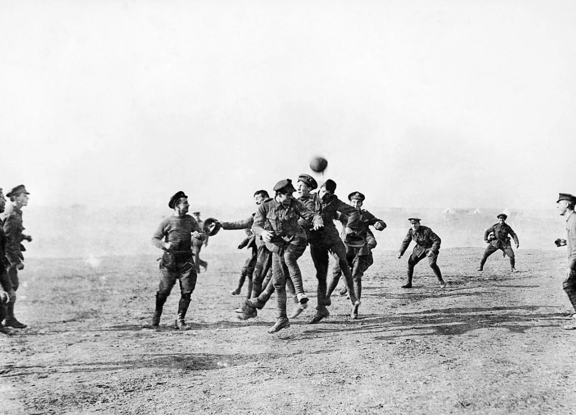 Voetballende Britse militairen in Griekenland tijdens de Eerste Wereldoorlog