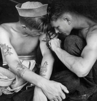 Een Amerikaanse zeeman laat een tatoeage zetten, 1944