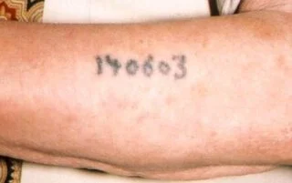 Getatoeëerd nummer op de arm van een gevangene in Auschwitz