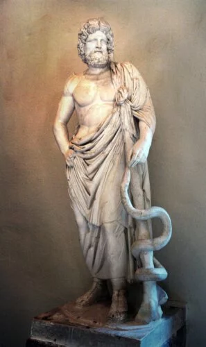 Standbeeld va Asclepius (met esculaap) in een museum in Epidaurus