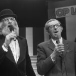 Boer Koekoek en Vader Abraham zingen 'Den Uyl zat in de olie', 1974
