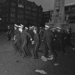 Mariniers verjoegen hippies van de Dam (1970)