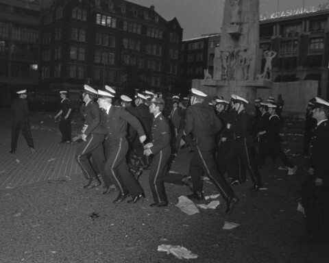 Mariniers vegen de Dam schoon