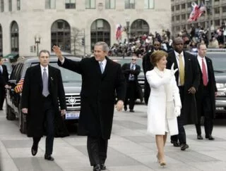 George W. Bush met zijn vrouw Laura tijdens de parade naar het Witte Huis