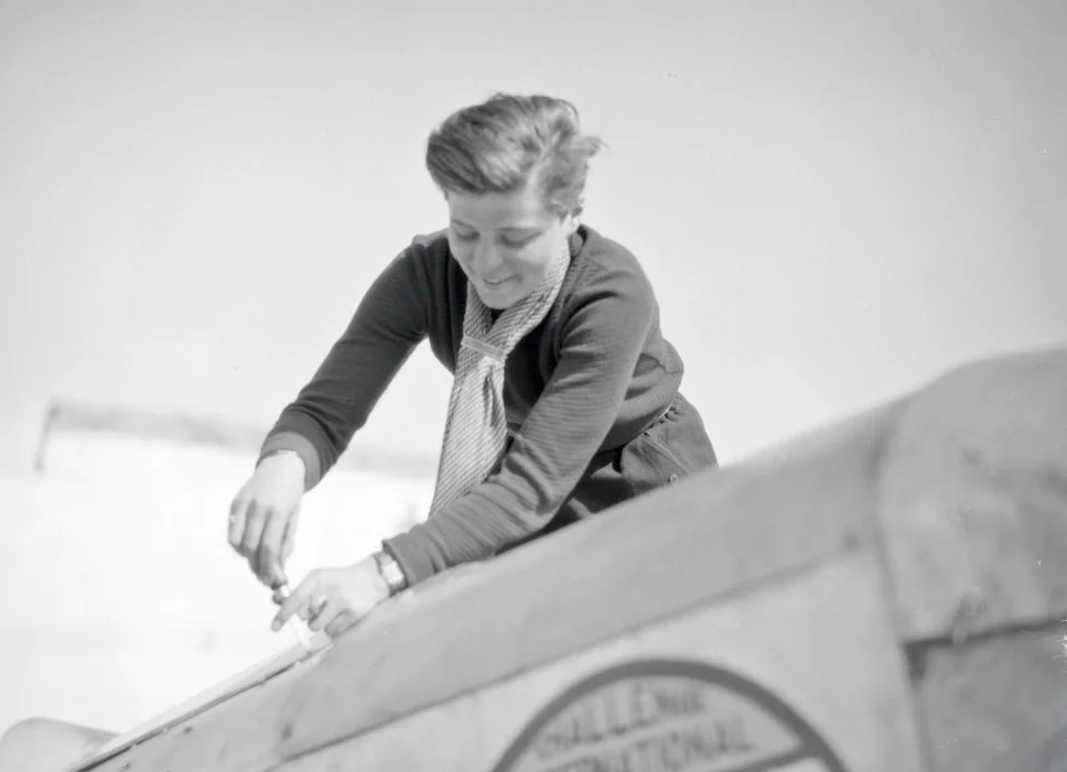Elly Beinhorn werkt aan een vliegtuig, 1930