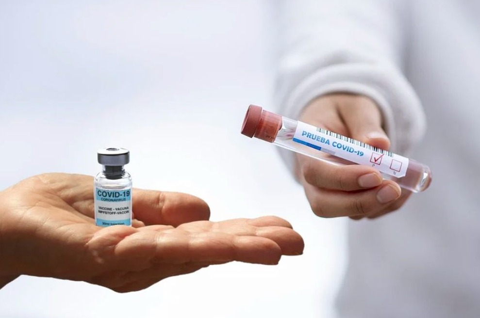 Willekeurige foto van een corona-vaccin met ampul