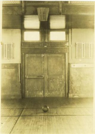 Het eerste basketbal-veld met een perzikmand aan de muur - Springfield College, 1891