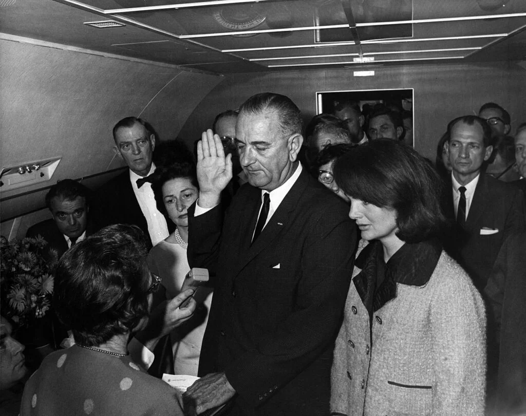 Inauguratie van Lyndon B. Johnson op de dag van de moord op president John F. Kennedy