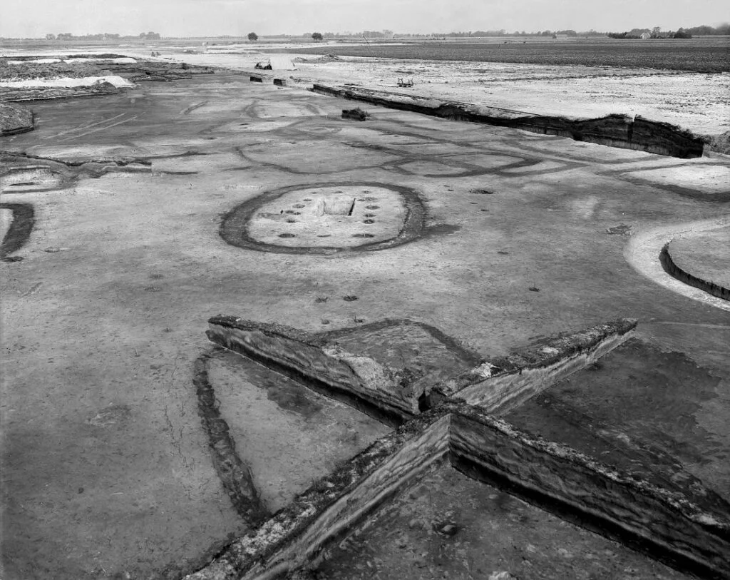 Foto van een doosje met te digitaliseren negatieven van hunebedden D1 en D2 uit de jaren '30 (© Groninger Instituut voor Archeologie)