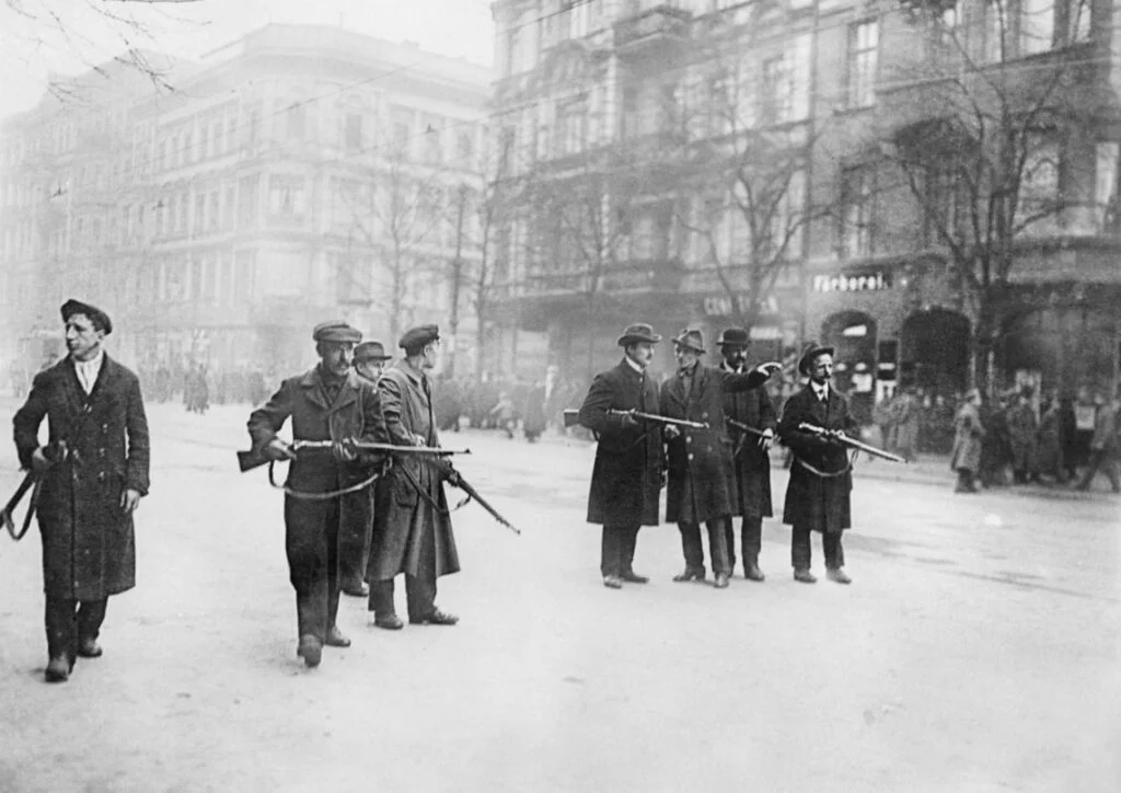 Een groepje Spartakisten bezet een straat in Berlijn, 1919