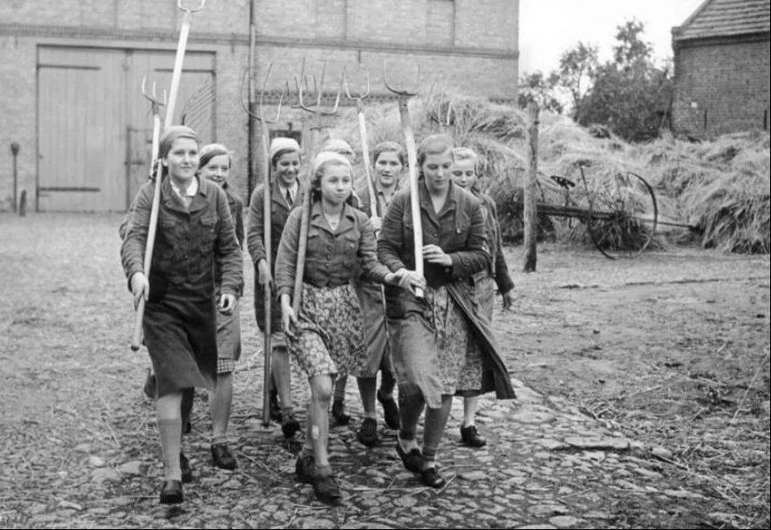 Leden van de “Bund Deutscher Mädel” in Berlijn gaan op pad om te hooien, 1939