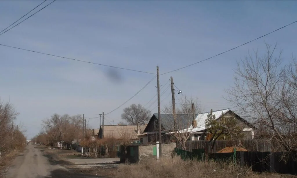 Straat in Dolinka. Een aantal oudere inwoners hebben de Karlag nog gekend, of waren er zelfs werkzaam. Buiten het dorp, op een voormalige kamplocatie, staat nog een gevangenis voor veroordeelden van gemeen recht. (©Bruno De Cordier)