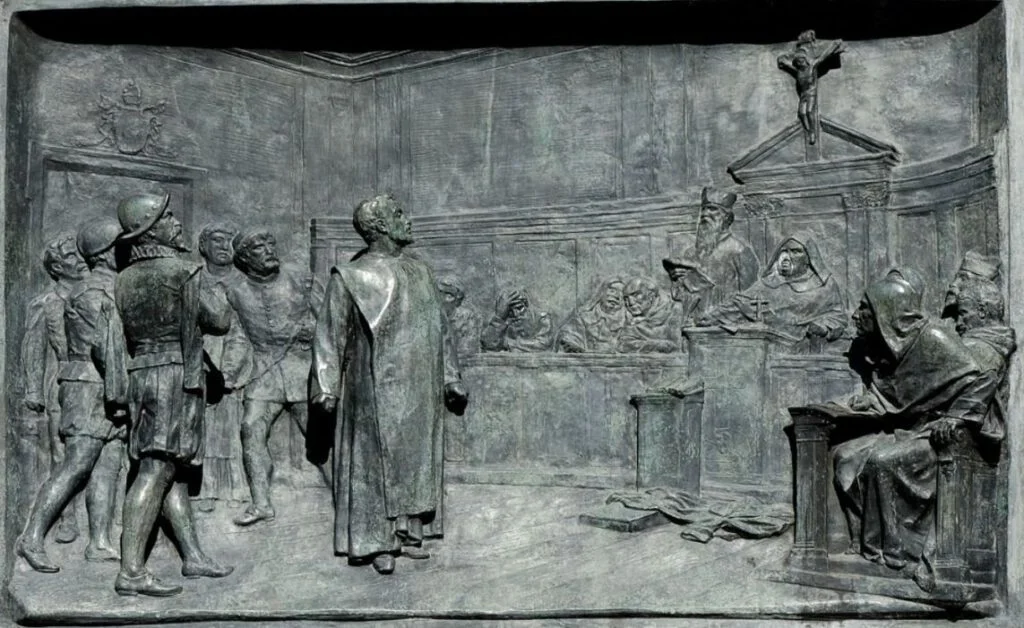 Giordano Bruno voor de inquisitie - Bronzen relief van Ettore Ferrari, Campo de' Fiori, Rome.