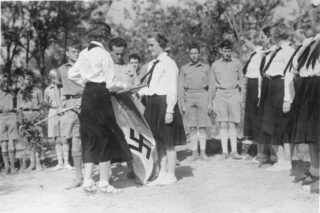 Leden van de Hitlerjugend en de Bund Deutscher Mädel in 1935
