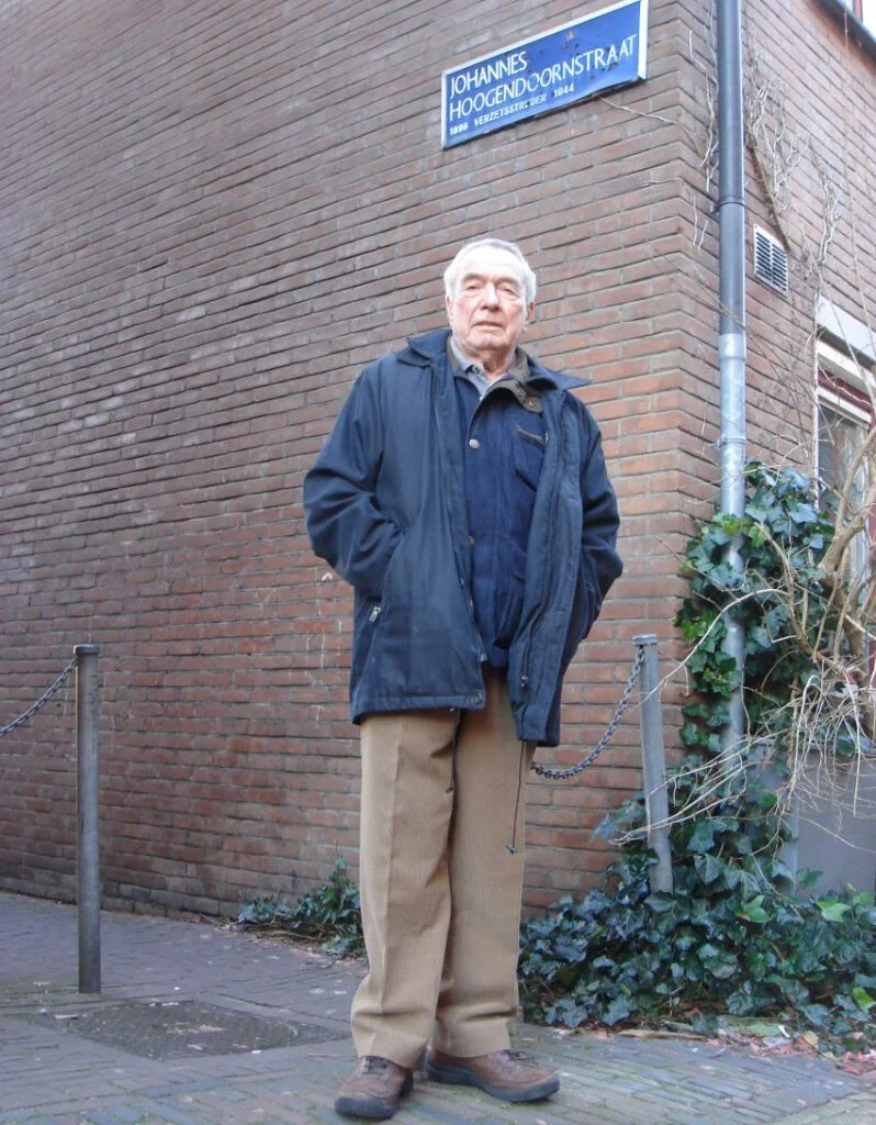 Ad Hoogendoorn in het naar zijn vader genoemde straatje in Haarlem. Privécollectie