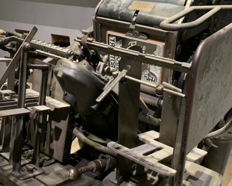 Deze pers waarop de verzetsaffiches werden gedukt staat nu in het oorlogsmuseum in Overloon. Foto Jan de Roos