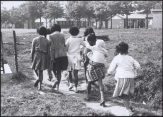 Groepje meisjes bij Kamp Schattenberg, 1958, fotograaf onbekend, collectie Drents Museum