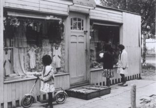 Kledingwinkel Toko Tjinta Maluku in Kamp Schattenberg, 1962, door Fotobedrijf Piet Boonstra (Groningen), © Groninger Archieven