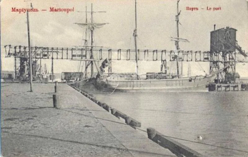 Kaai en elektrische laadbrug in de haven van Marioepol aan de Zee van Azov.