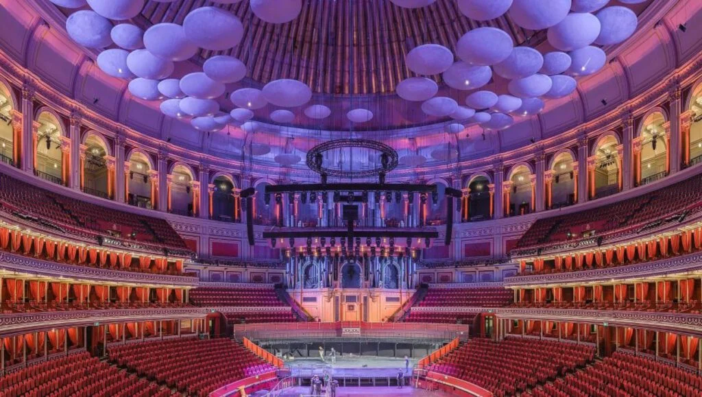 Interieur van de Royal Albert Hall, met aan de achterzijde het huidige orgel