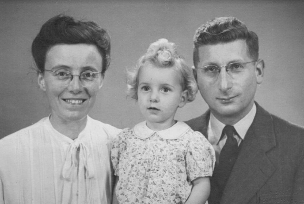 Catherine Keyl met haar vader en moeder, 1948 - Foto uit boek 'Oorlogsvader'