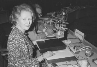 Margaret Thatcher met achter zich Geoffrey Howe tijdens een EEG-top in Den Haag, 1986