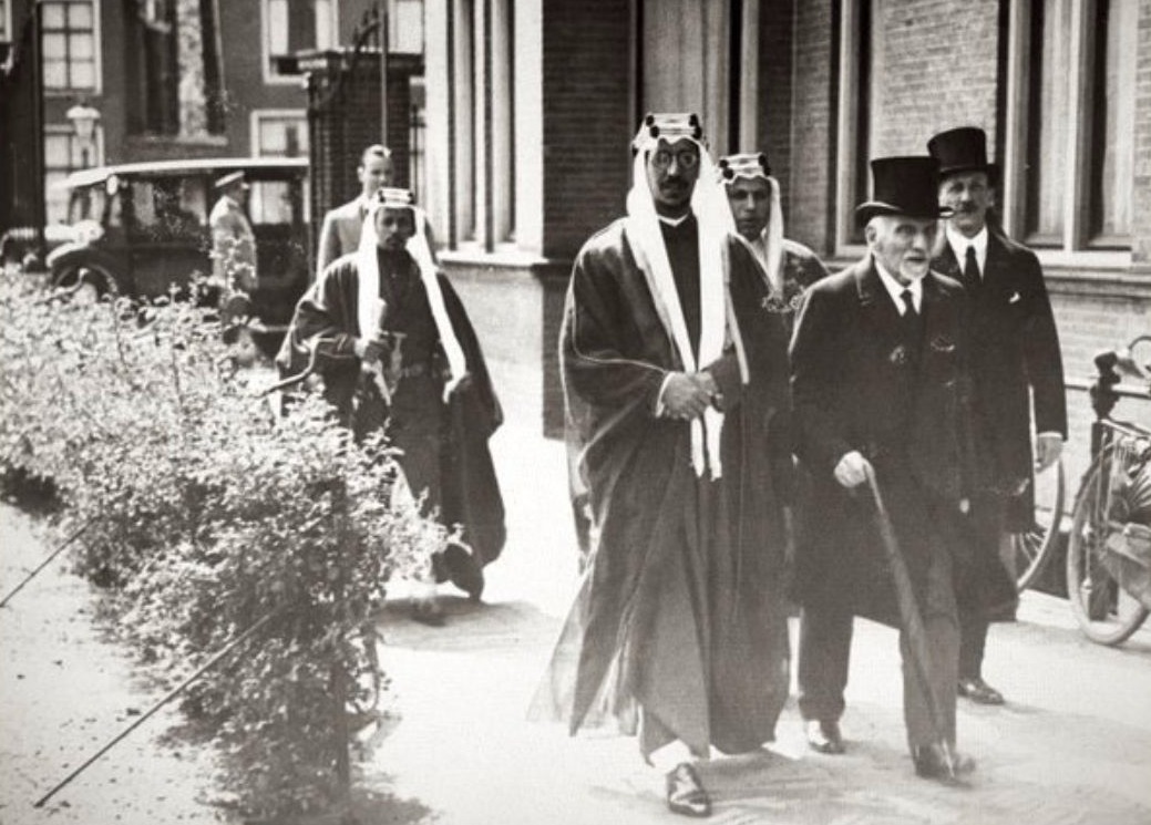 Christiaan Snouck Hurgronje (r) loopt met prins Saoed de Leidse universiteitsbibliotheek binnen (1936)