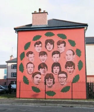 Muurschildering ter nagedachtenis aan de veertien dodelijke slachtoffers van Bloody Sunday