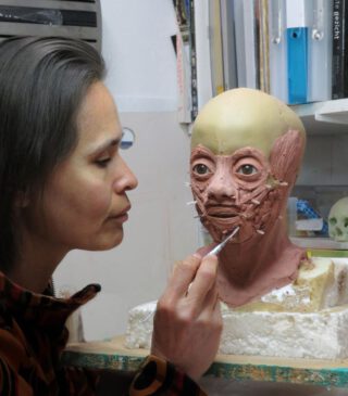Specialist Maja d'Holossy reconstrueert het gezicht van de jongen