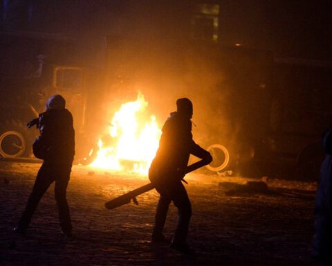 Radicale demonstranten gooien molotovcocktails tijdens protesten in Oekraïne, 2014