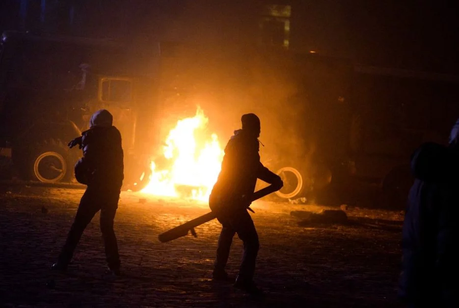 Radicale demonstranten gooien molotovcocktails tijdens protesten in Oekraïne, 2014