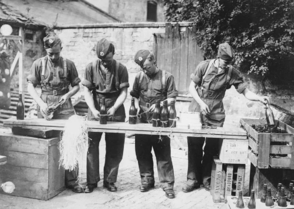 Britse soldaten maken molotovcocktails tijdens de Tweede Wereldoorlog