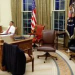 President Barack Obama test verschillende bureaustoelen