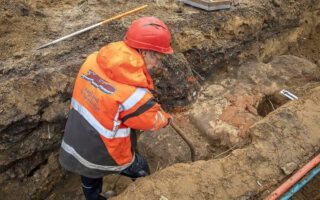 Archeoloog bij de vermoedelijke fundering van de stadspoort