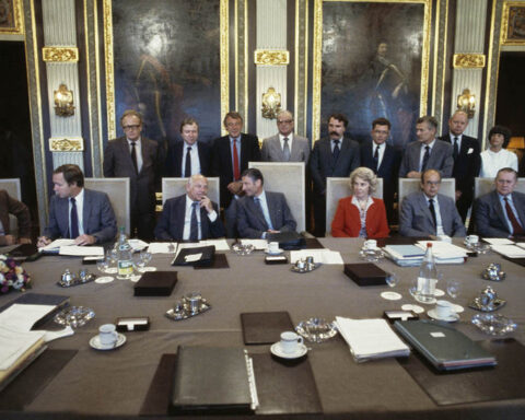 Ministers van het kabinet-Van Agt II, vooraf aan de eerste ministerraadsvergadering in de Trêveszaal op 11 september 1981