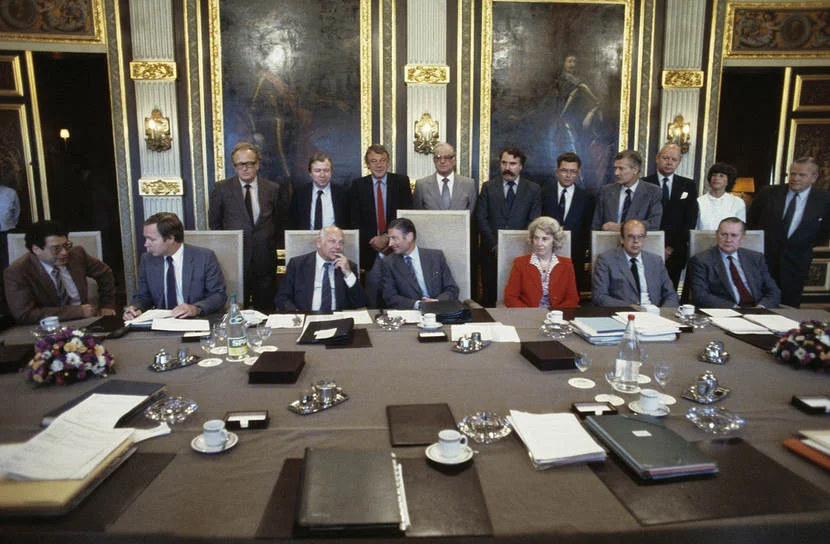 Ministers van het kabinet-Van Agt II, vooraf aan de eerste ministerraadsvergadering in de Trêveszaal op 11 september 1981