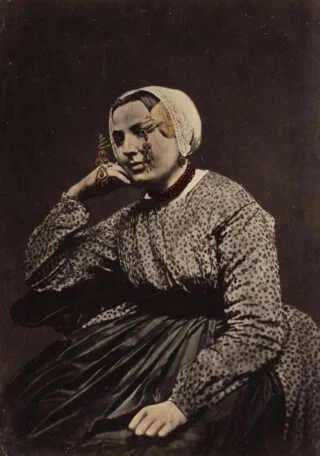 Vrouw uit vlaardingen in streekdracht, 1875-1885
