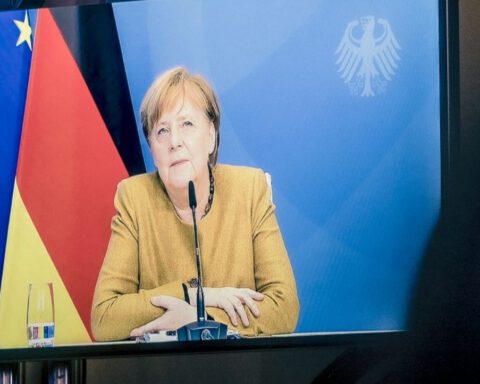 Bondskanselier Angela Merkel op een videoscherm, 2021
