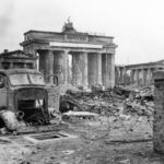 Brandenburger Tor tussen de ruïnes in Berlijn, juni 1945