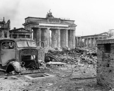 Brandenburger Tor tussen de ruïnes in Berlijn, juni 1945