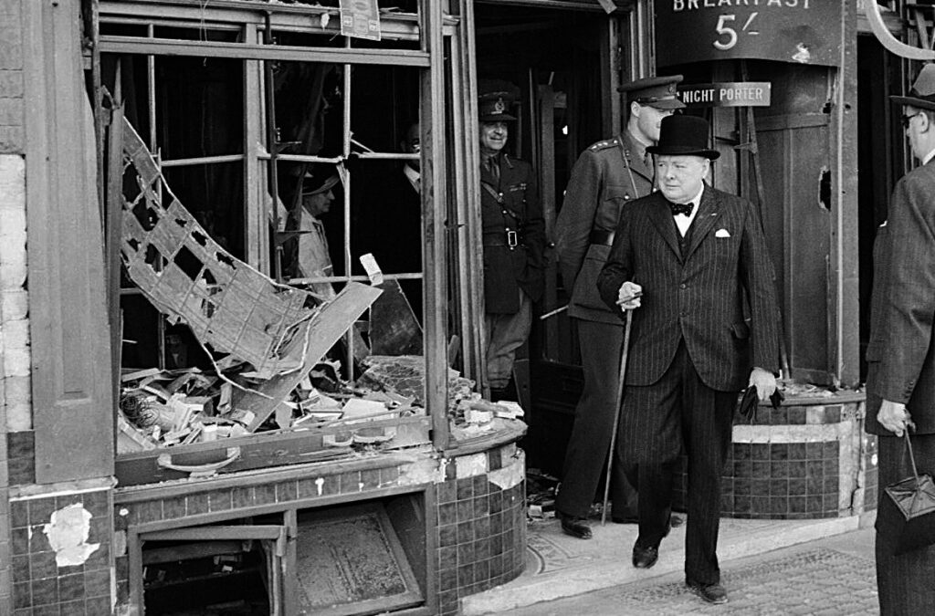 Churchill bezoekt een beschadigd pand in Kent, 28 augustus 1940