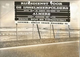 De aankondiging van de bouw van de eerste woonkern in Almere Haven (Foto J.U. Potuyt, collectie RIJP)