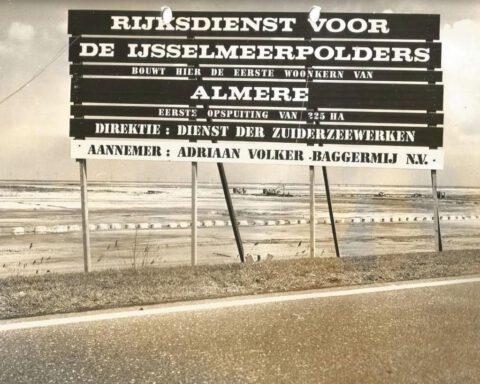 De aankondiging van de bouw van de eerste woonkern in Almere Haven (Foto J.U. Potuyt, collectie RIJP)