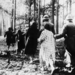 Poolse vrouwen worden door leden van een Einsatzgruppe naar een executieplek geleid