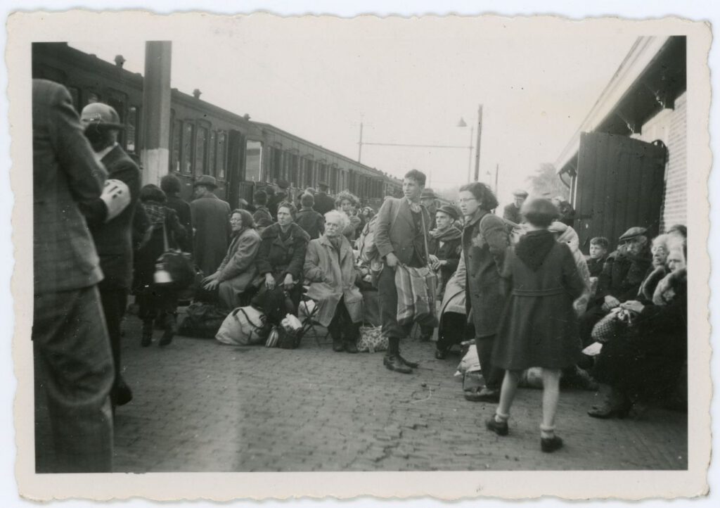 Perron Vught 23 mei 1943: Een groep Joden staat klaar om naar Westerbork te vertrekken. Vijf dagen later worden zij vermoord in Sobibór (foto: collectie Nationaal Monument Kamp Vught).